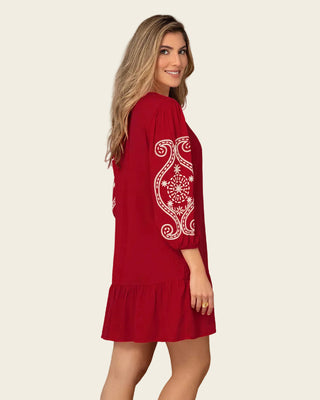 Vestido corto con estampado en mangas#color_c35-rojo-oscuro