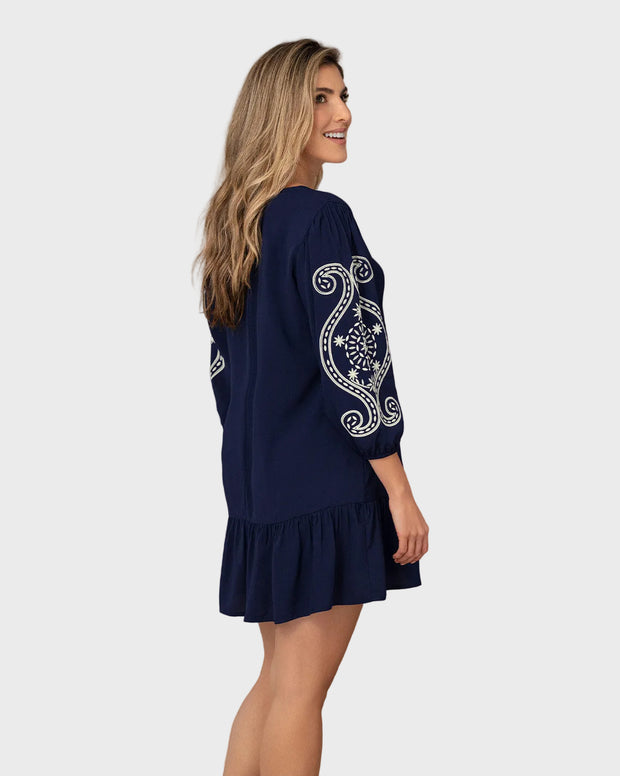 Vestido corto con estampado en mangas