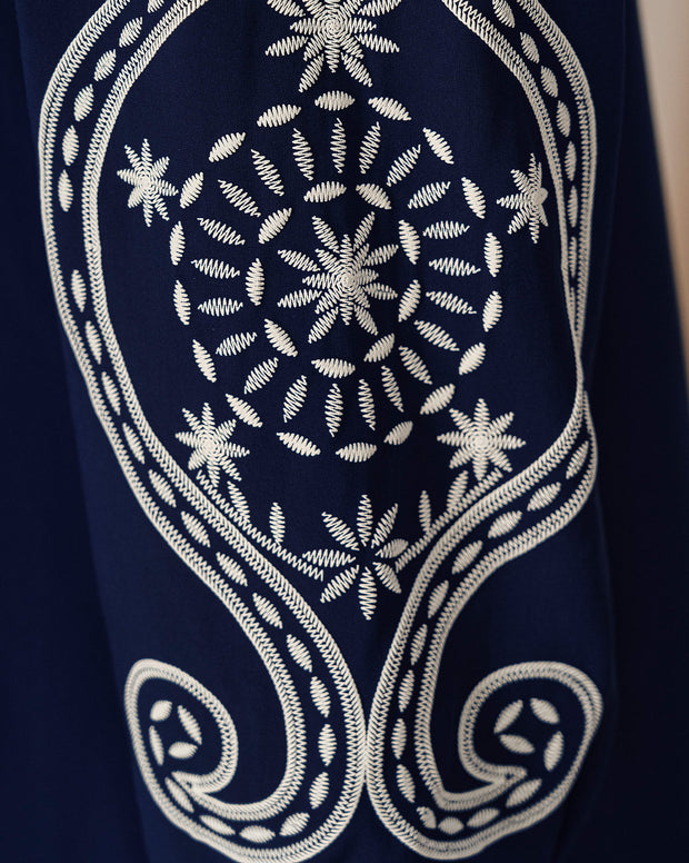 Vestido corto con estampado en mangas