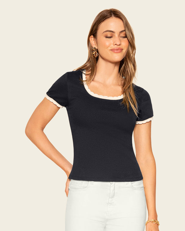 Camiseta con detalles en ondas en contraste en mangas y cuello