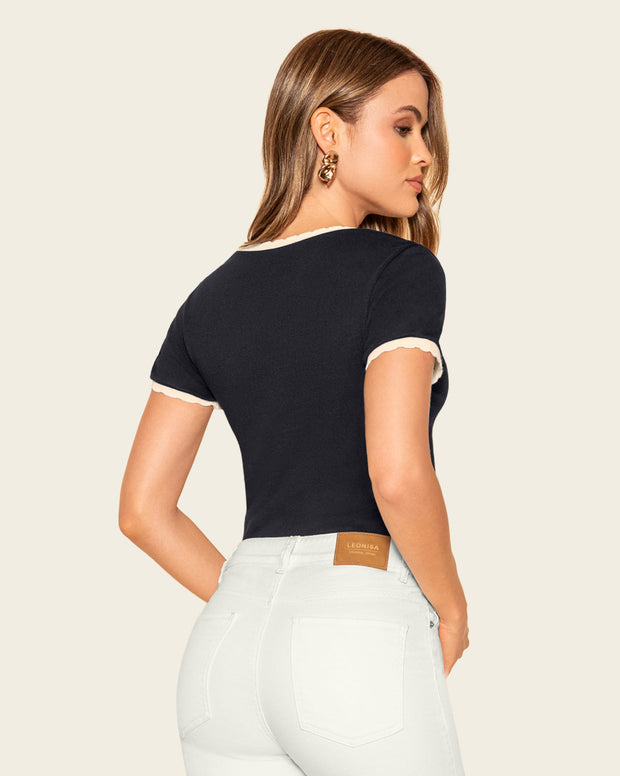 Camiseta con detalles en ondas en contraste en mangas y cuello