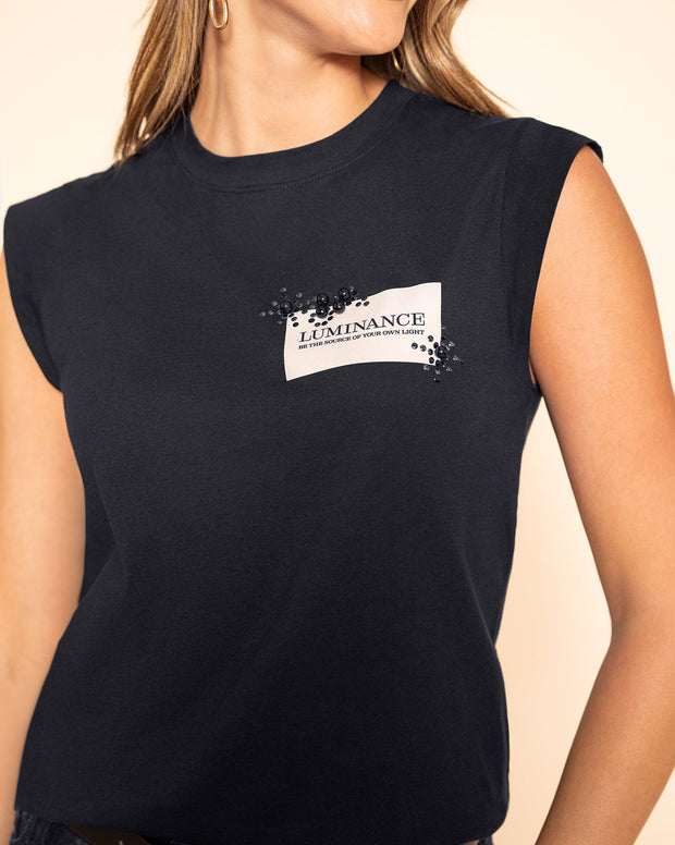 Camiseta manga sisa con estampado y apliques