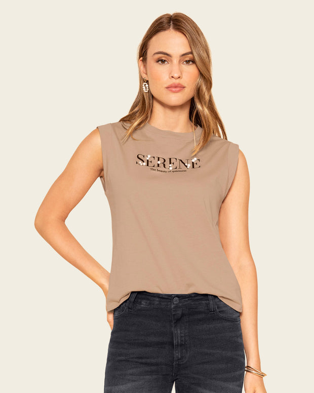 Camiseta manga sisa con estampado y apliques