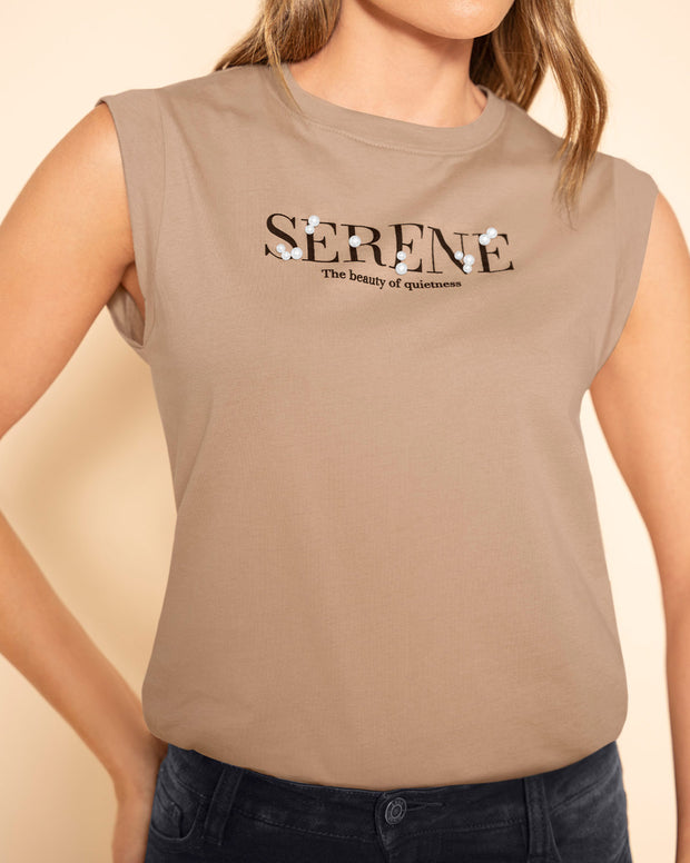 Camiseta manga sisa con estampado y apliques