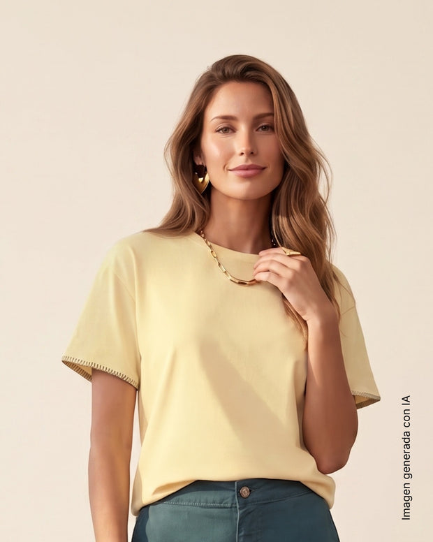 Camiseta amplia con puntadas en mangas