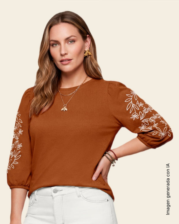 Camiseta 3/4 con relieve floral en mangas