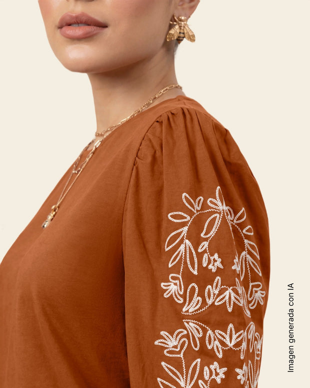 Camiseta 3/4 con relieve floral en mangas