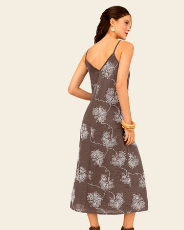 Vestido largo con flores bordadas#color_835-cafe