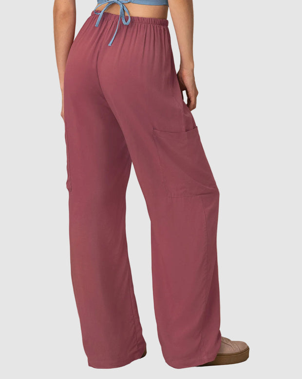 Pantalón tipo cargo con elástico en cintura ajustable