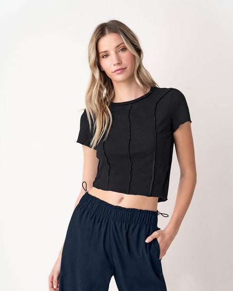 camiseta-crop-top-con-costuras-expuestas-decorativas#color_700-negro