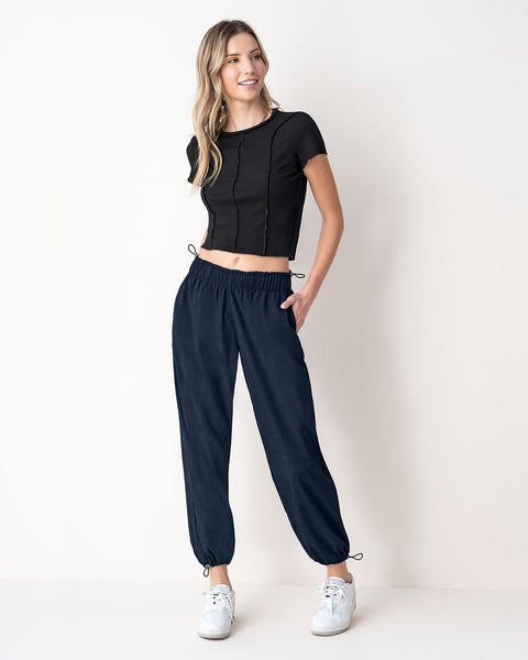 camiseta-crop-top-con-costuras-expuestas-decorativas#color_700-negro