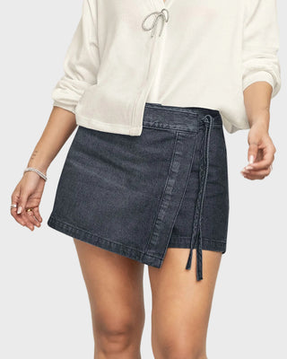 Falda short en denim con tira para anudar en el costado#color_713-negro