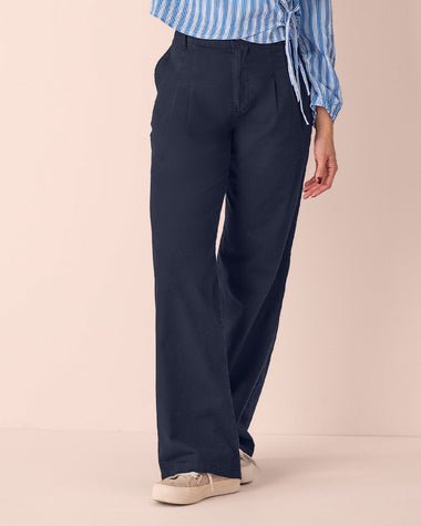 Pantalón bota recta con prenses decorativos en frente#color_024-azul-oscuro