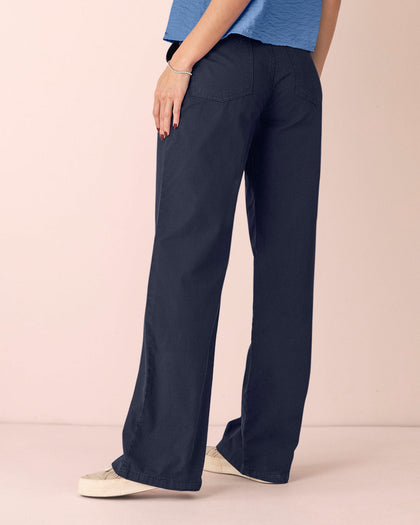 Pantalón bota recta con prenses decorativos en frente#color_024-azul-oscuro