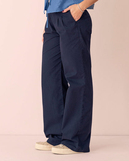 Pantalón bota recta con prenses decorativos en frente#color_024-azul-oscuro