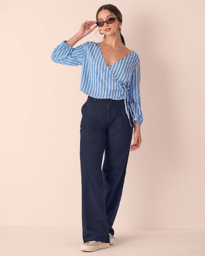 Pantalón bota recta con prenses decorativos en frente#color_024-azul-oscuro