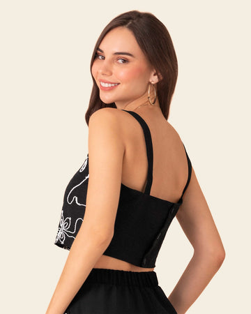 Blusa crop top con bordado en frente#color_700-negro