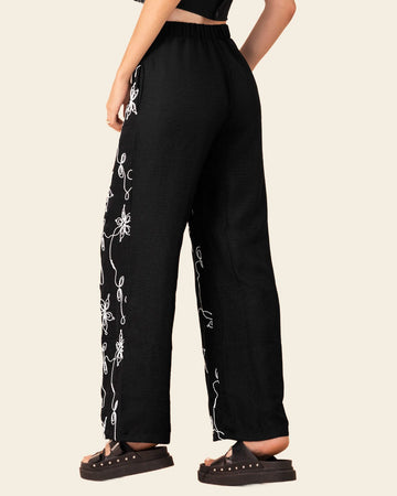 Pantalón bota ancha con elástico en cintura y bordado en frente#color_700-negro