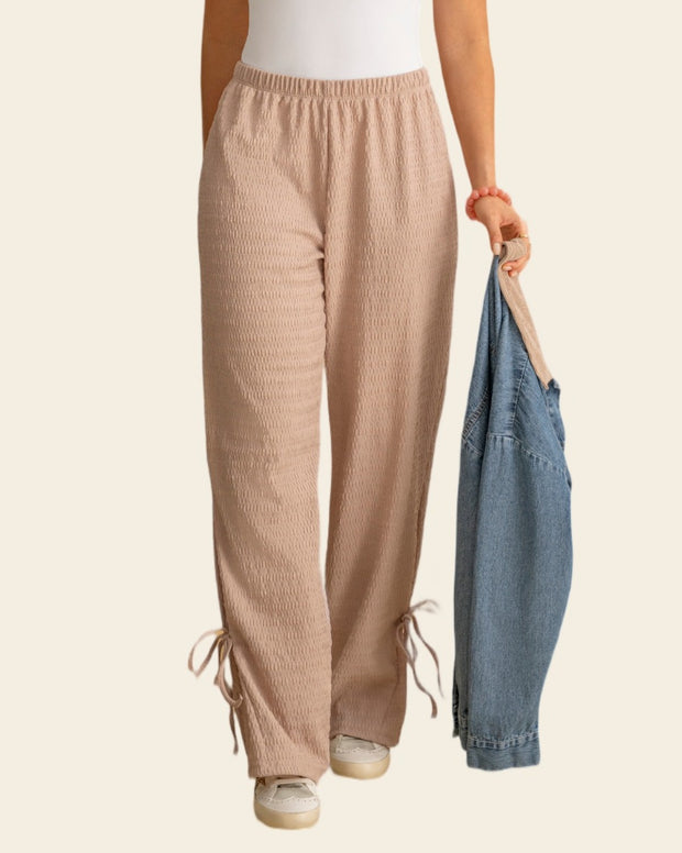Pantalón amplio con textura y lazos en bota