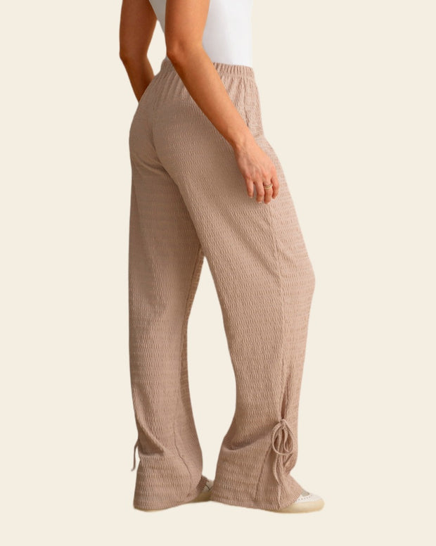 Pantalón amplio con textura y lazos en bota