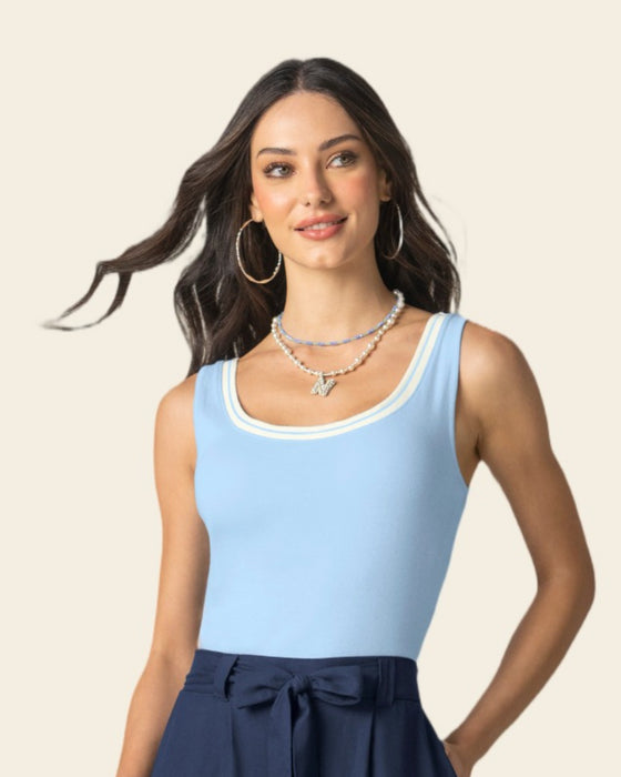 Camiseta ajustada con detalles en contraste#color_c67-azul