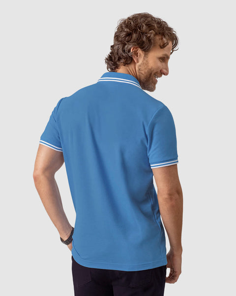 Camiseta tipo polo con cuello y mangas tejidas#color_408-azul-medio
