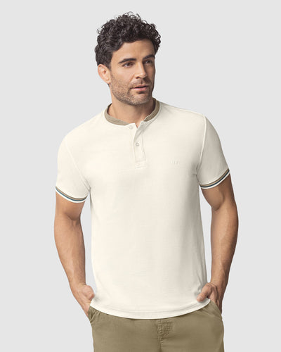 Camiseta con cuello henley y perilla funcional#color_165-marfil