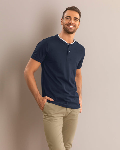 Camiseta con cuello henley y perilla funcional#color_457-azul