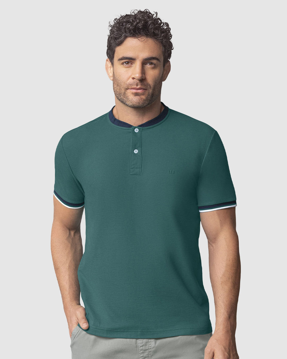 Camiseta con cuello henley y perilla funcional