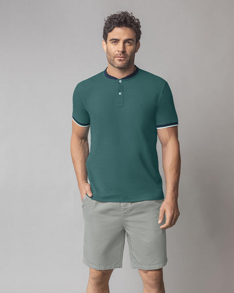 Camiseta con cuello henley y perilla funcional#color_614-verde-azul