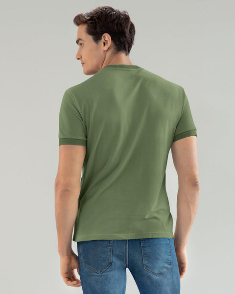 Camiseta con cuello y puños tejidos en contraste#color_617-verde-oliva