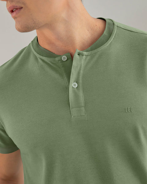 Camiseta con cuello y puños tejidos en contraste#color_617-verde-oliva