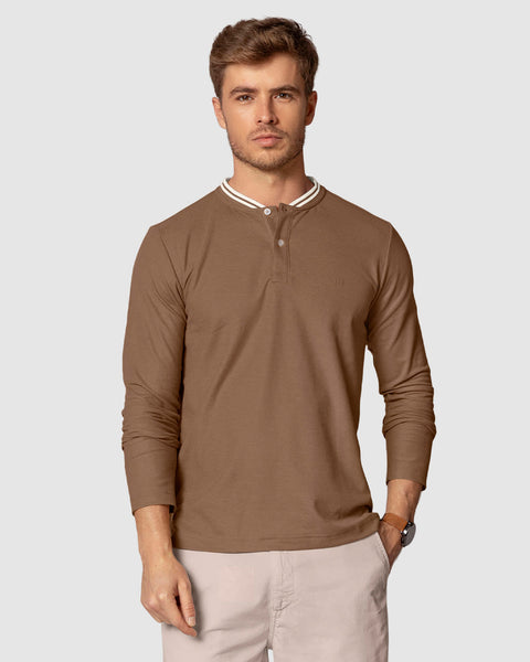 Camiseta manga larga con perilla funcional y logo en frente#color_835-cafe
