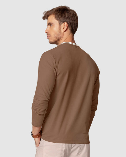 Camiseta manga larga con perilla funcional y logo en frente#color_835-cafe