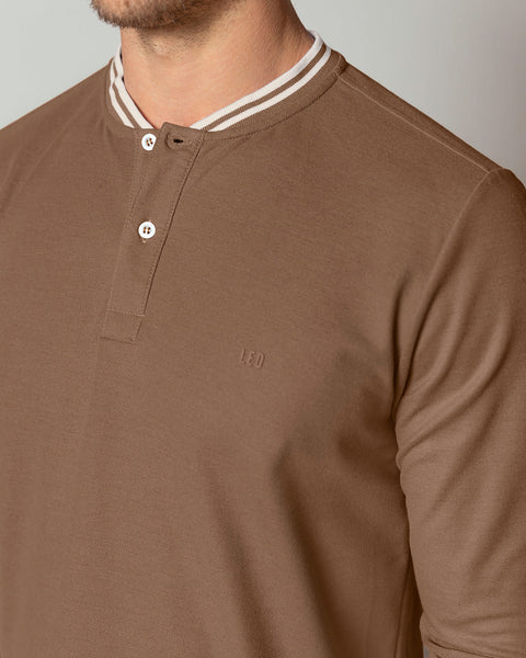 Camiseta manga larga con perilla funcional y logo en frente#color_835-cafe