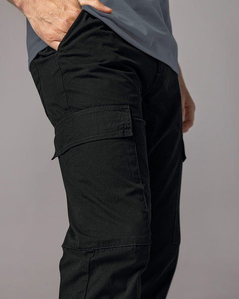 Pantalón con bolsillos tipo cargo#color_700-negro