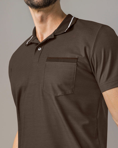 Camiseta tipo polo con perilla funcional y bolsillo decorativo#color_800-cafe-oscuro