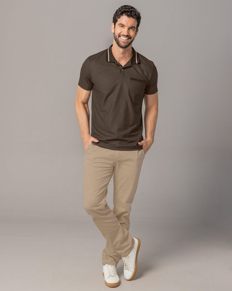 Camiseta tipo polo con perilla funcional y bolsillo decorativo#color_800-cafe-oscuro
