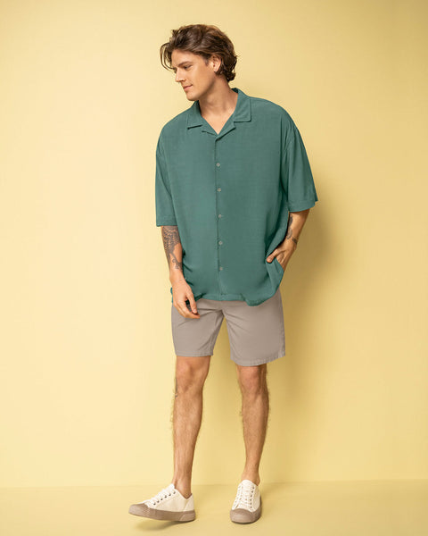 Camisa manga corta con botones en frente de silueta oversized#color_617-verde-oliva