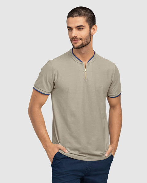 Camiseta cuello henley con cierre en frente#color_084-arena