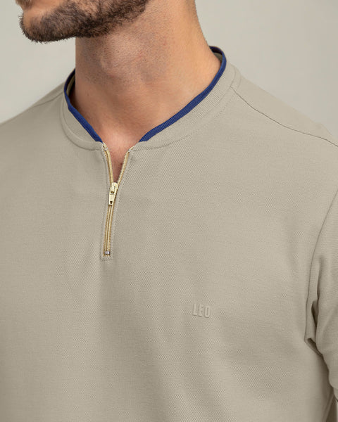 Camiseta cuello henley con cierre en frente#color_084-arena