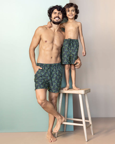 Pantaloneta de baño para niño con bolsillo lateral#color_024-estampado-tortugas